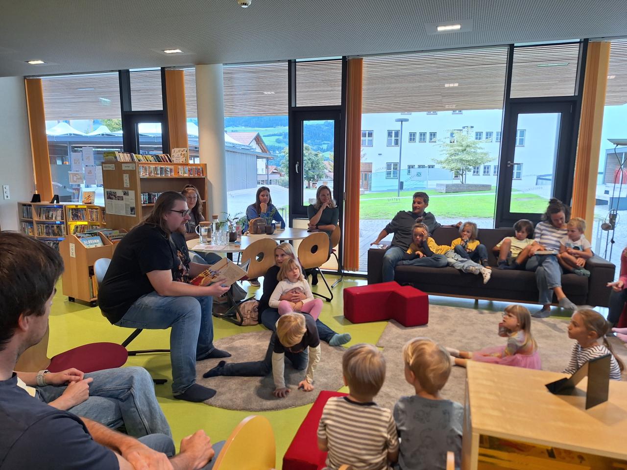 Gruppe von Kindern in Bücherei